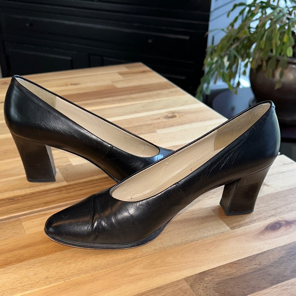 Caressa Classic Black Leather Women's Pumps